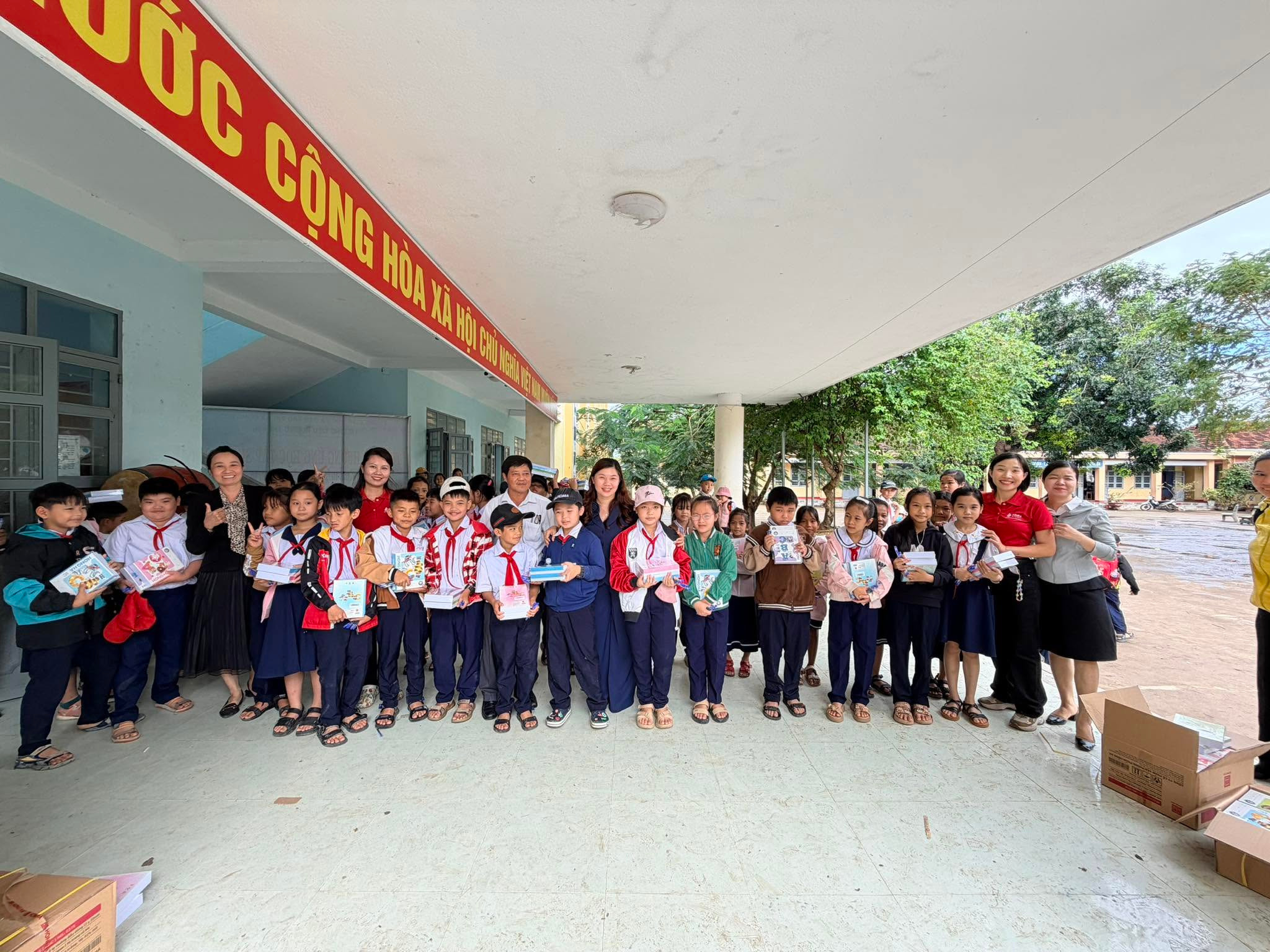 CHƯƠNG TRÌNH THIỆN NGUYỆN - CHUNG TAY CÙNG ĐỒNG BÀO VÙNG LŨ CỦA AZURA GLOBAL